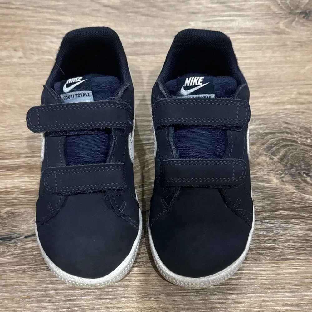 Nike Kids Black and White Velcro Sneakers Size 7.5 Toddler - Picture 3 of 6